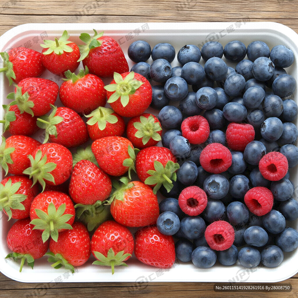 红颜草莓蓝莓放在一个托盘里
