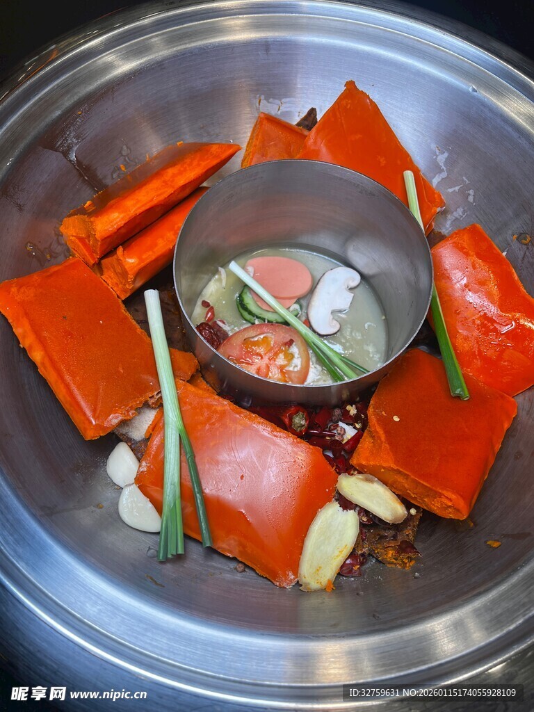 锅中烹饪的多彩食材