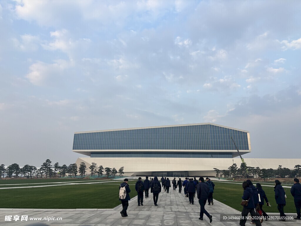 参观现代建筑的人群