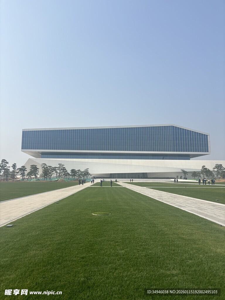 现代建筑前的开阔绿地