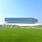 现代建筑旁的开阔绿草地