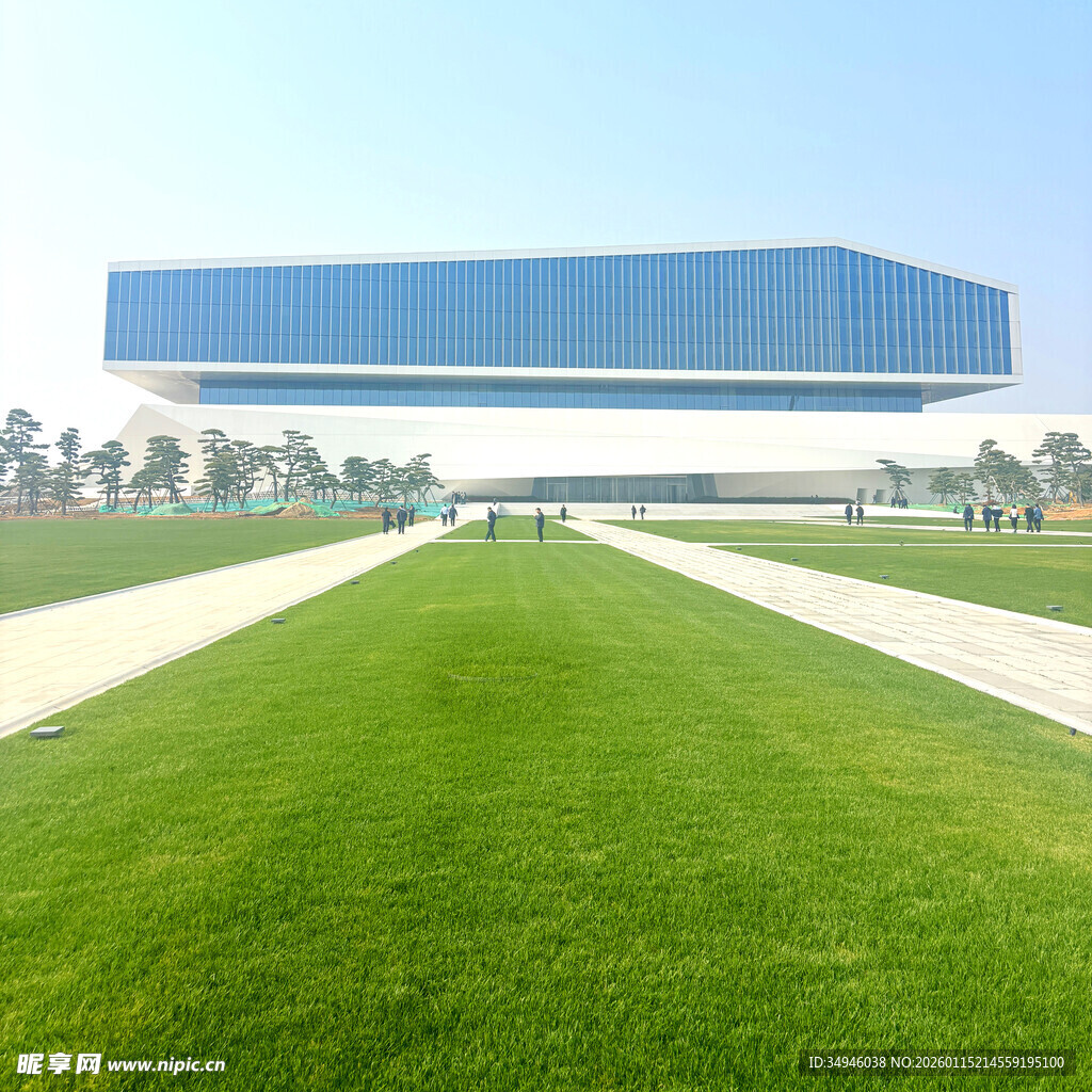 现代建筑前的翠绿草坪