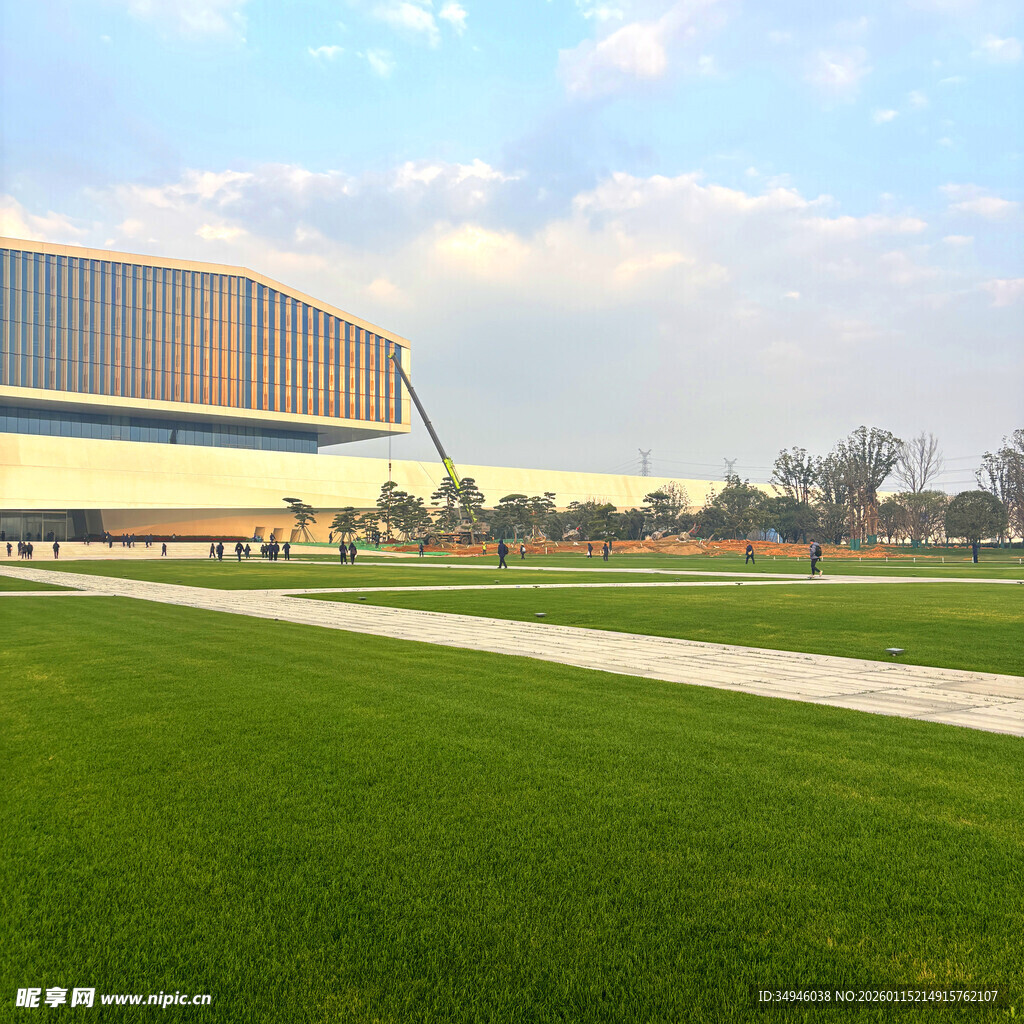 户外绿茵场与现代建筑景观