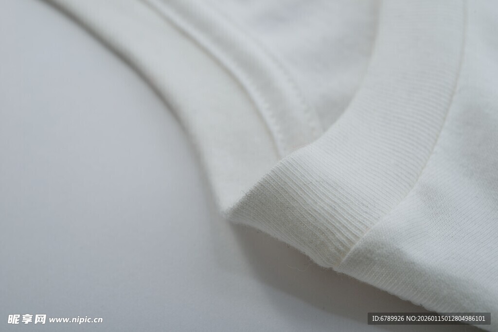 白色衣物领口细节特写