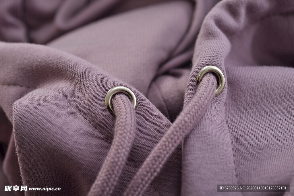 紫色连帽衫抽绳细节