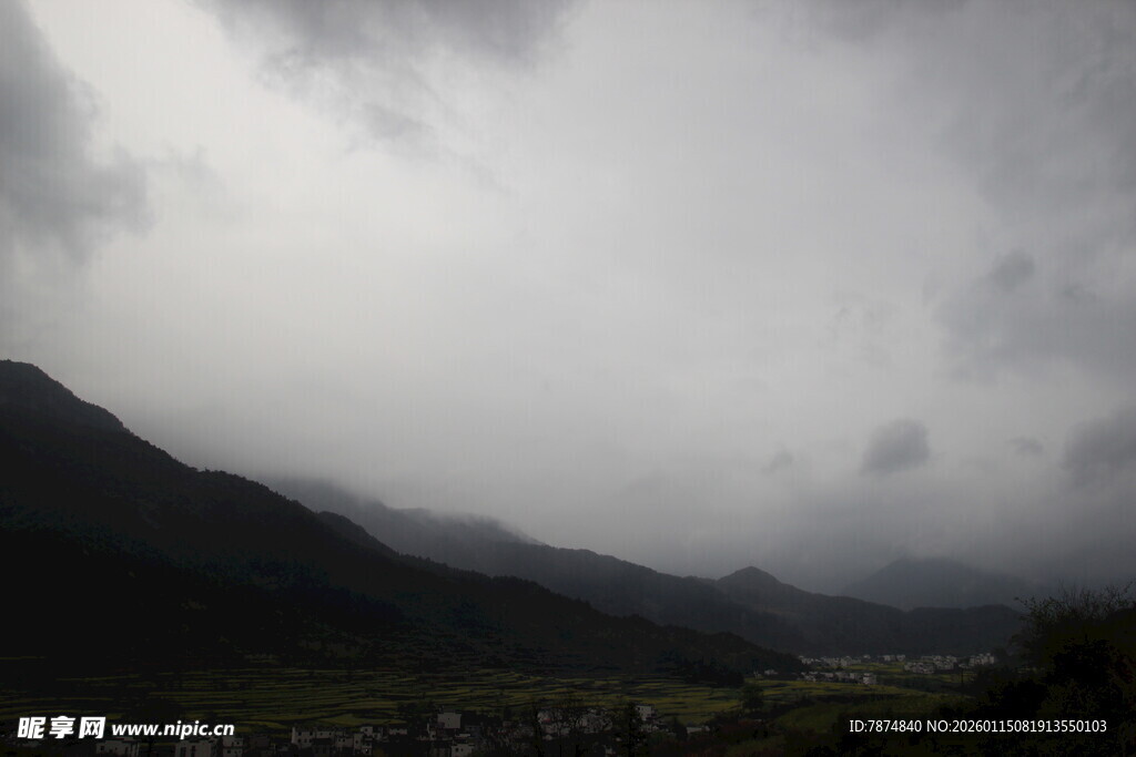 山间云雾缭绕的阴沉景象