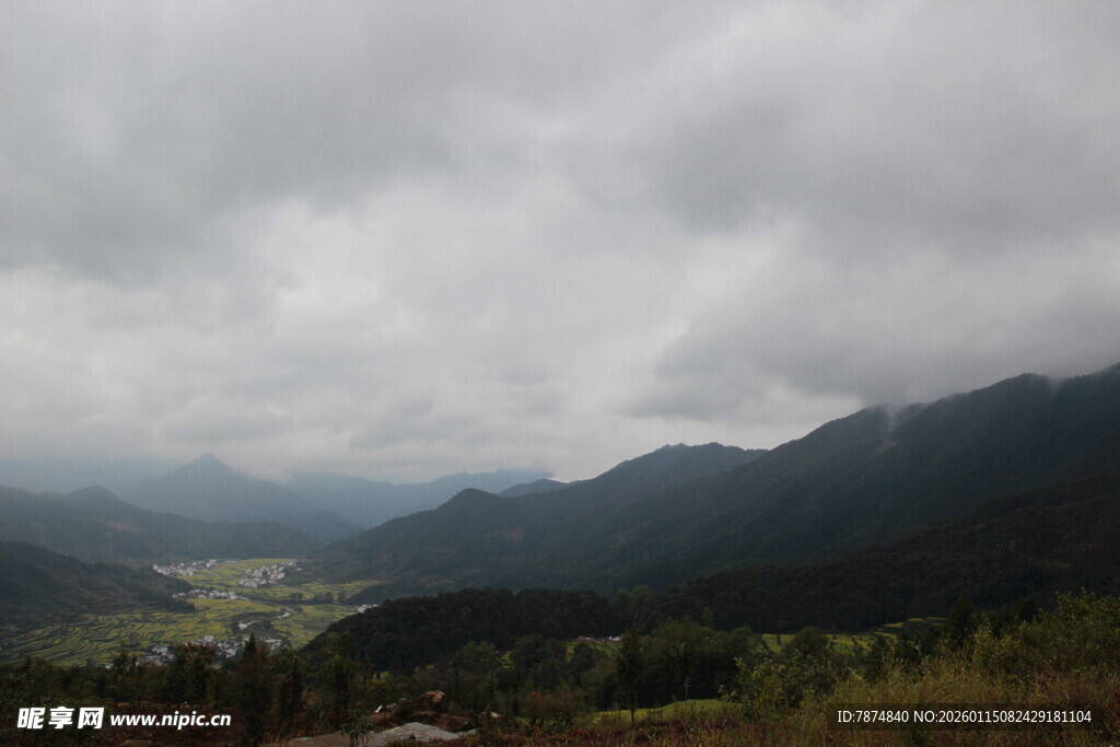 山间云雾缭绕的壮丽景色