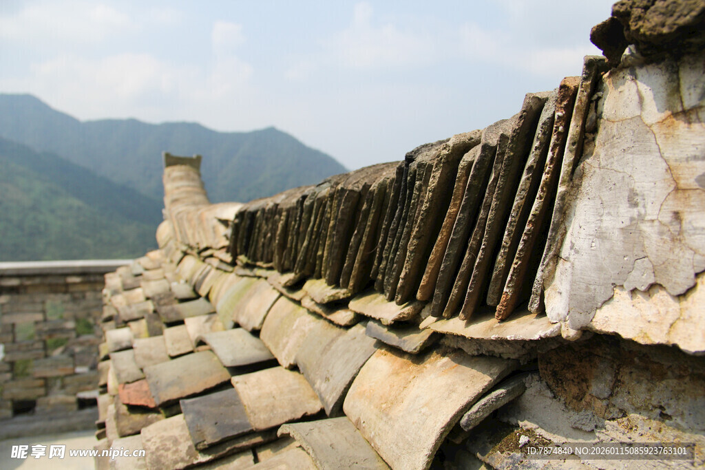 老旧屋顶 远山相伴