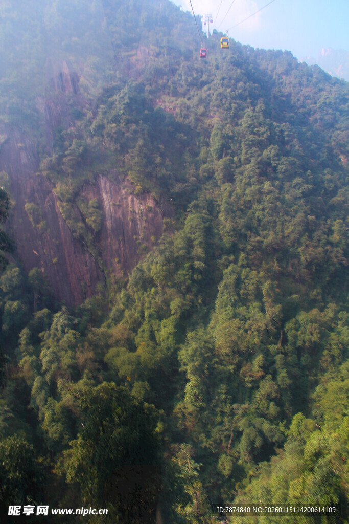 青山翠谷间的自然盛景