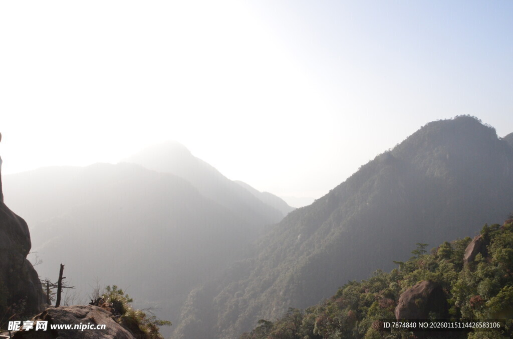 山间美景 阳光照耀山峦