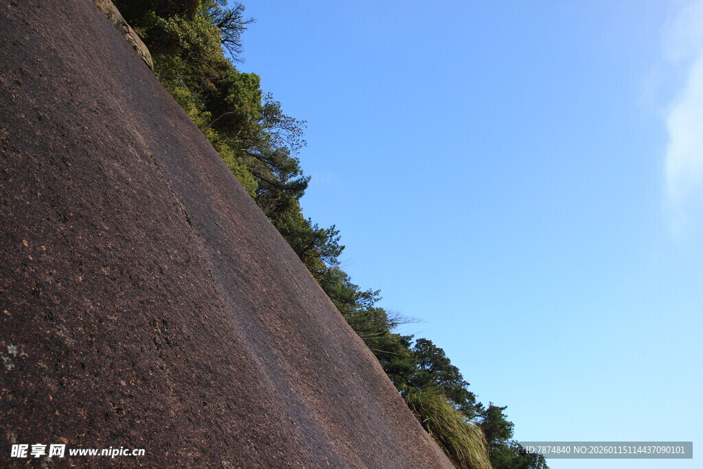 倾斜路面与蓝天绿树