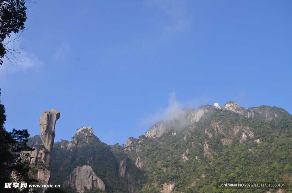 奇峰耸翠间云雾缭绕