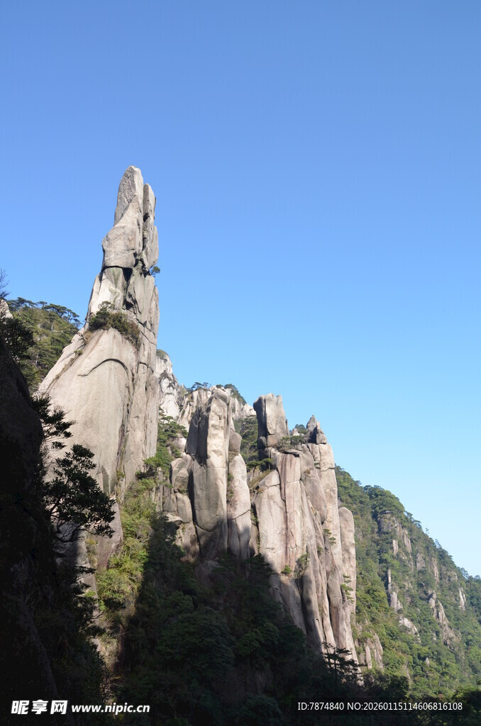 奇峰耸立的壮丽山景