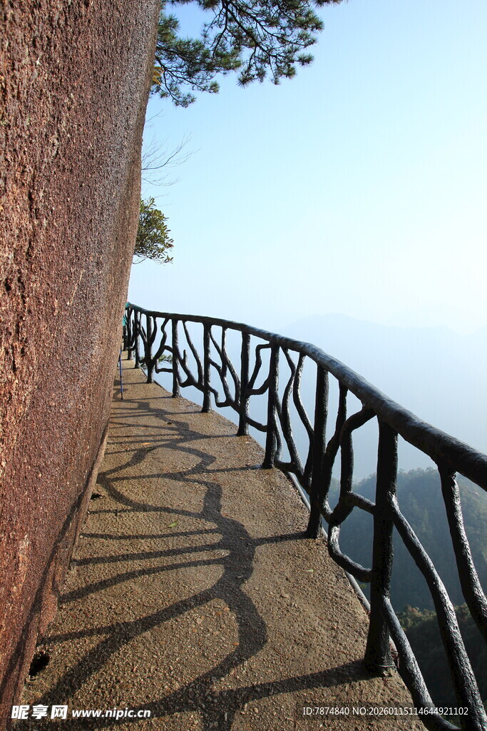 海边石径与栏杆观景处