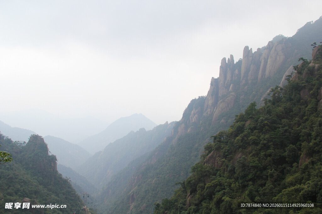 云雾缭绕的壮丽山峦
