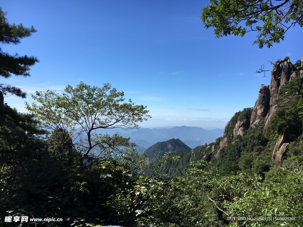 青山绿树间的壮美山景