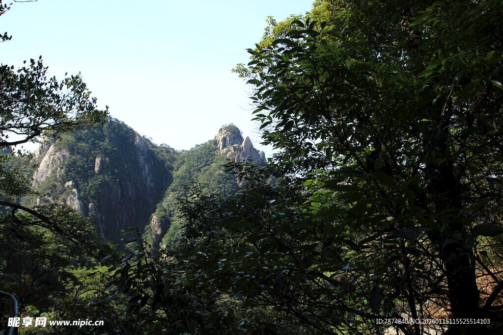 山林间的秀丽山峰景色