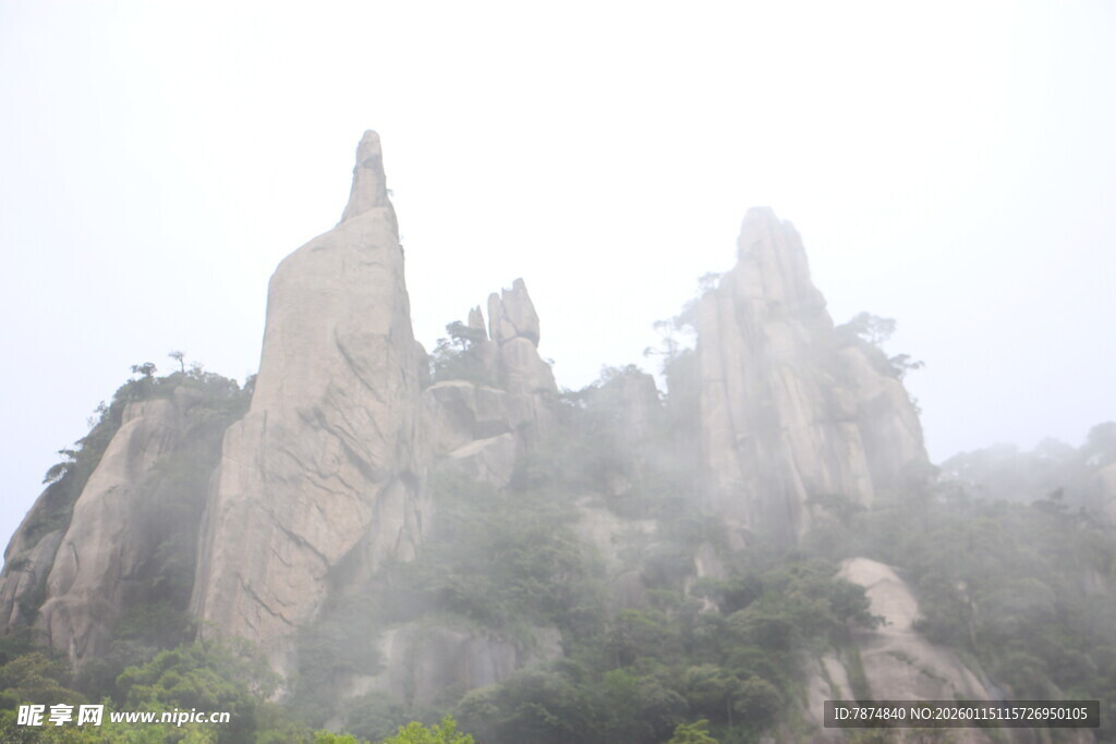 云雾缭绕的壮丽山峰