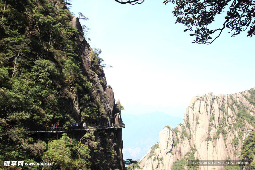 巍峨险峻的壮丽山景
