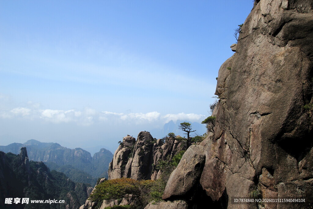 巍峨峻峭的壮丽山景