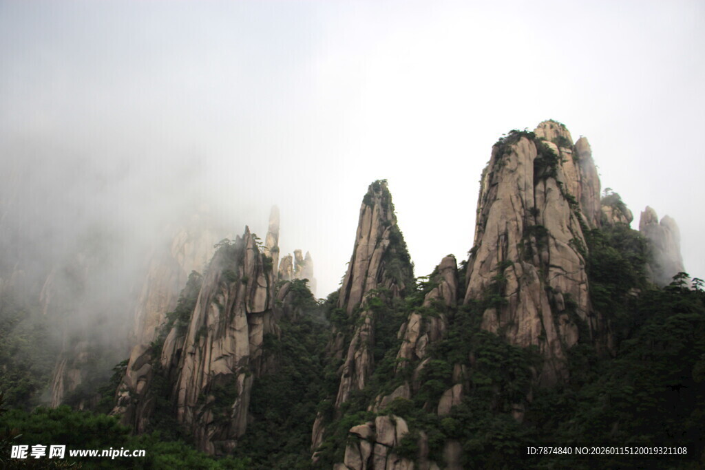云雾缭绕的壮丽山峰