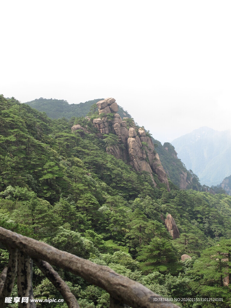 山间葱郁景致 木栏相伴