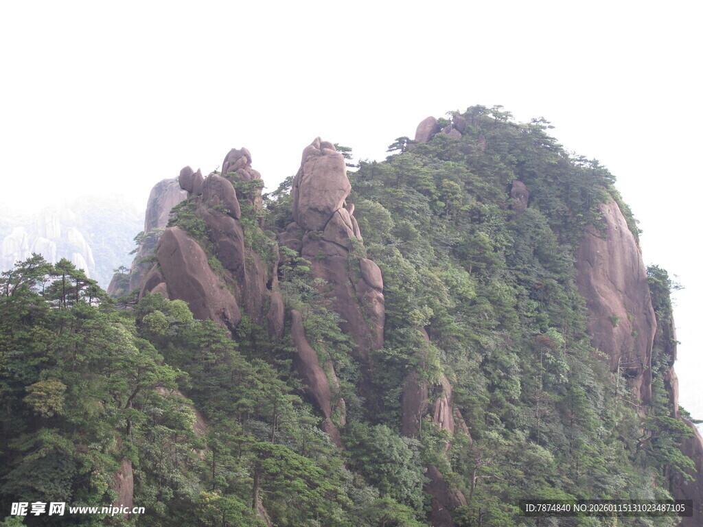 奇峰耸翠的秀丽山峦