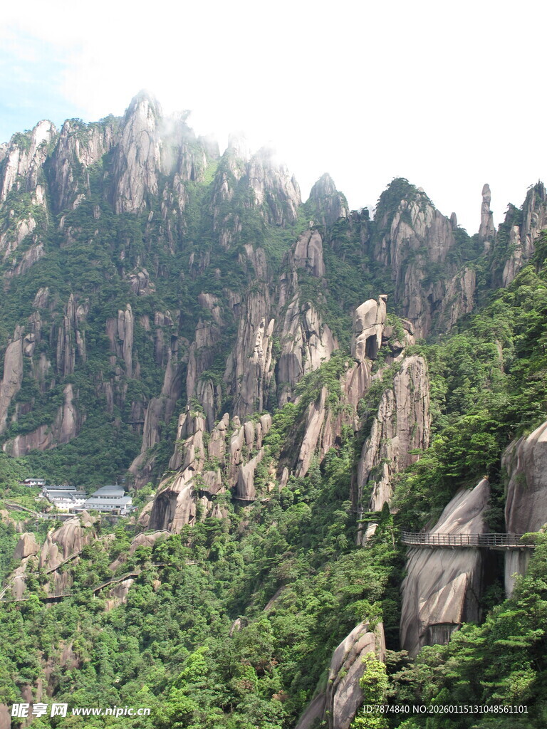 壮丽山景 葱郁植被覆盖