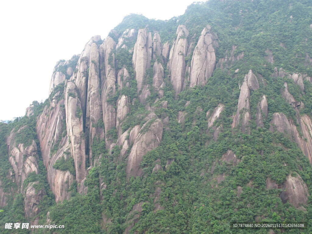 奇峰耸立的壮丽山景