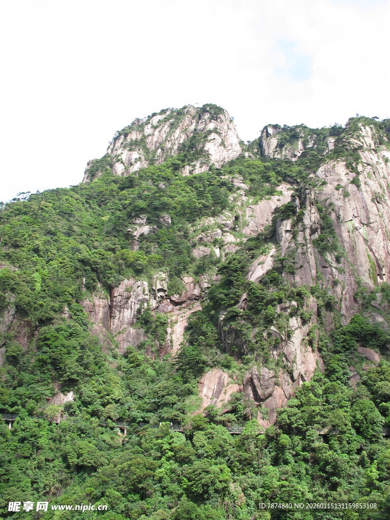 翠绿山峦间的嶙峋岩石