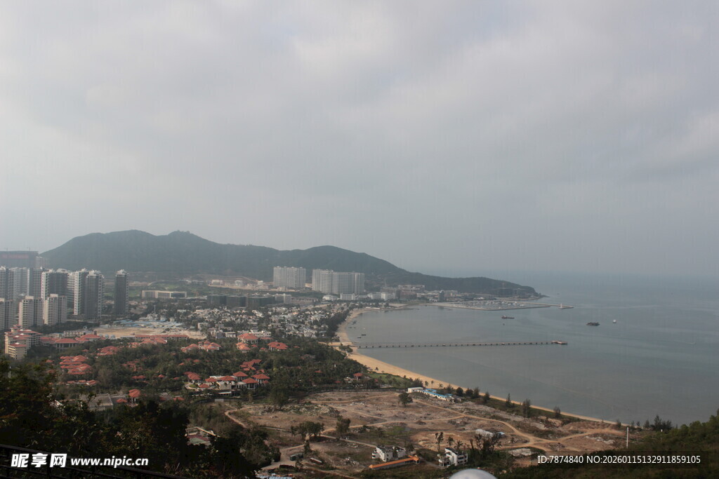 俯瞰海滨城市美丽风光