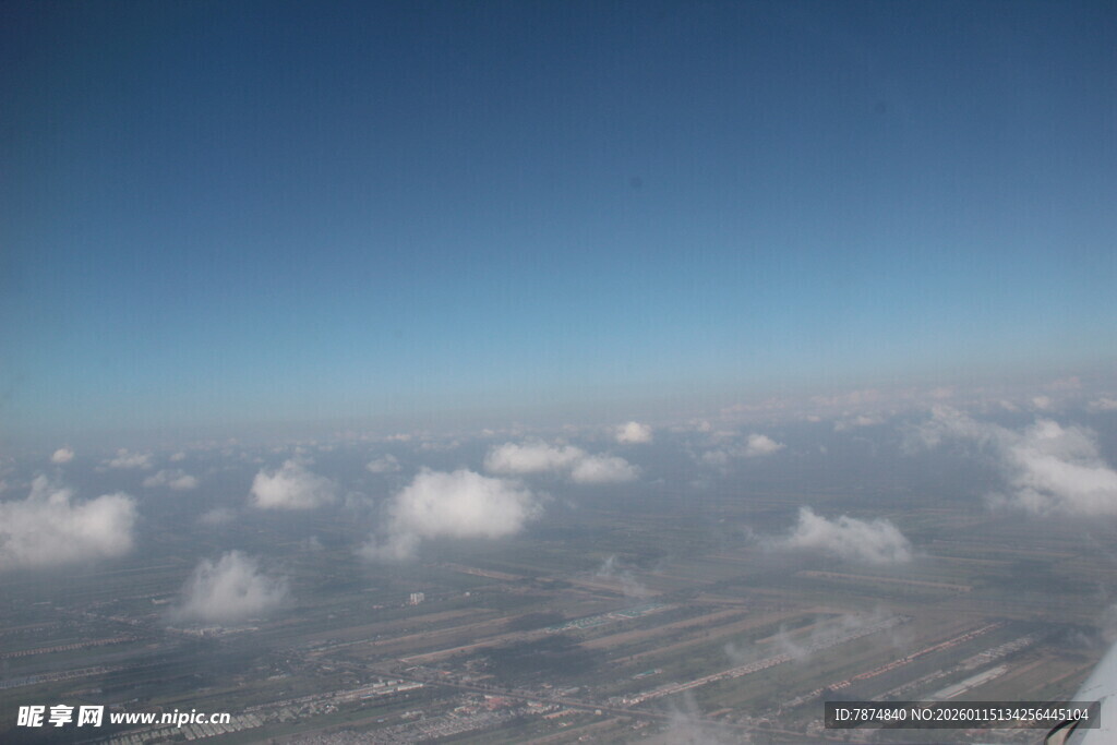 高空俯瞰云海壮丽景象