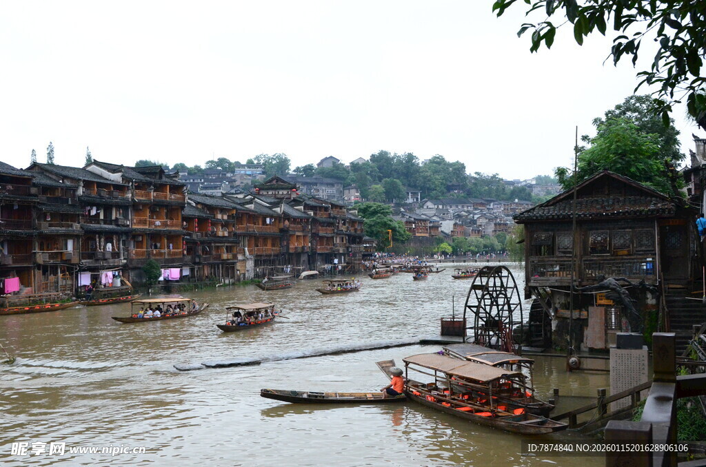 湘西古镇河畔的水上风光