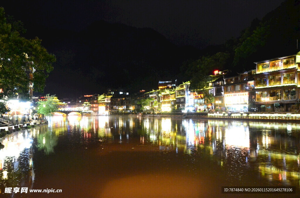 古镇夜景 水面倒映璀璨灯火