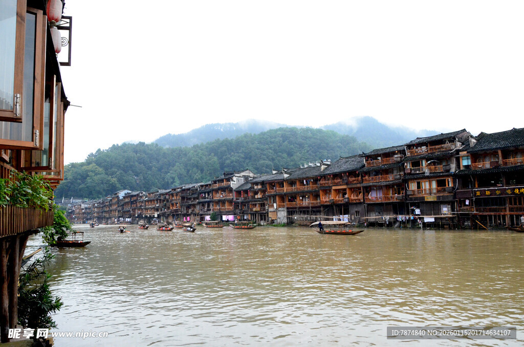 湘西河畔古朴吊脚楼景观