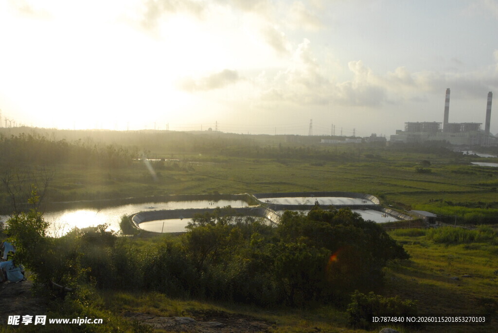 夕阳下的工厂与自然景观