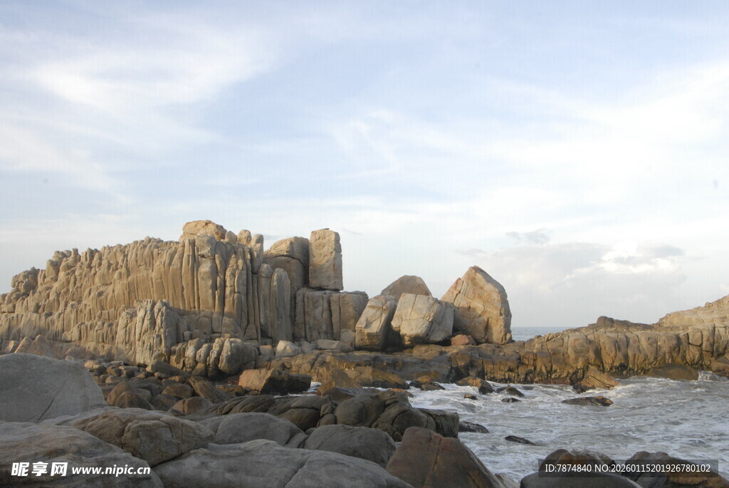 海边嶙峋岩石景观