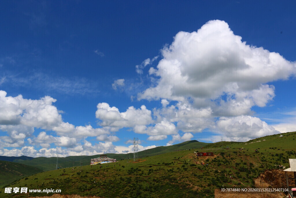蓝天白云下的绿意山川