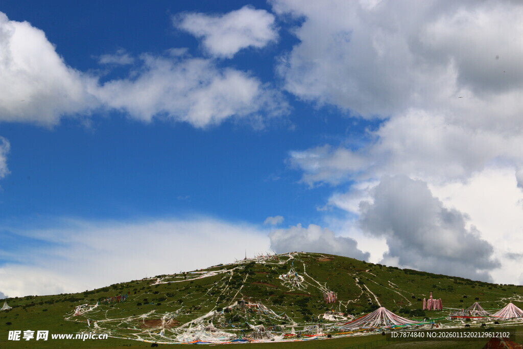 蓝天白云下的翠绿山峦