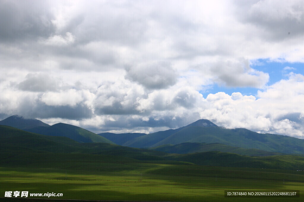 草原山峦间的壮丽云景