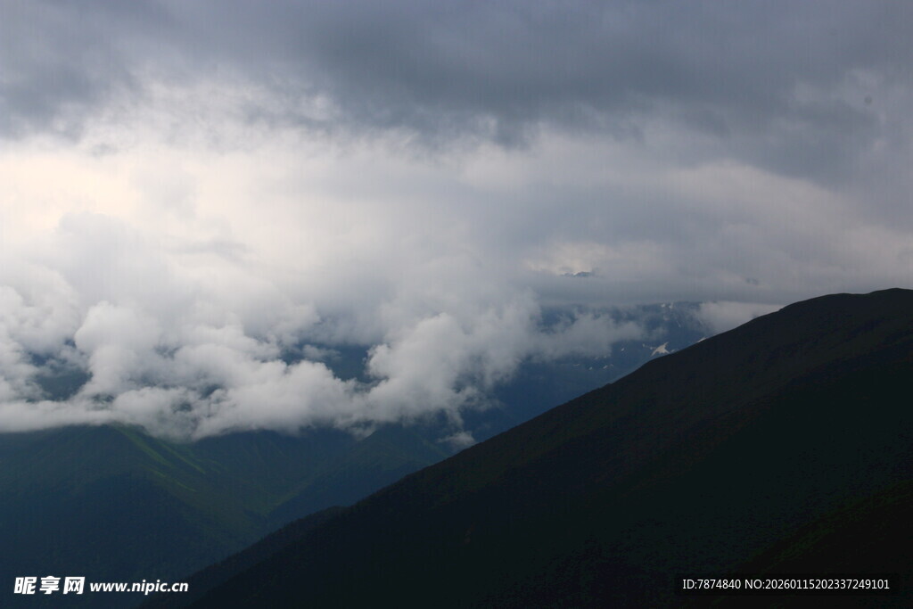 山间云雾缭绕的壮丽景致