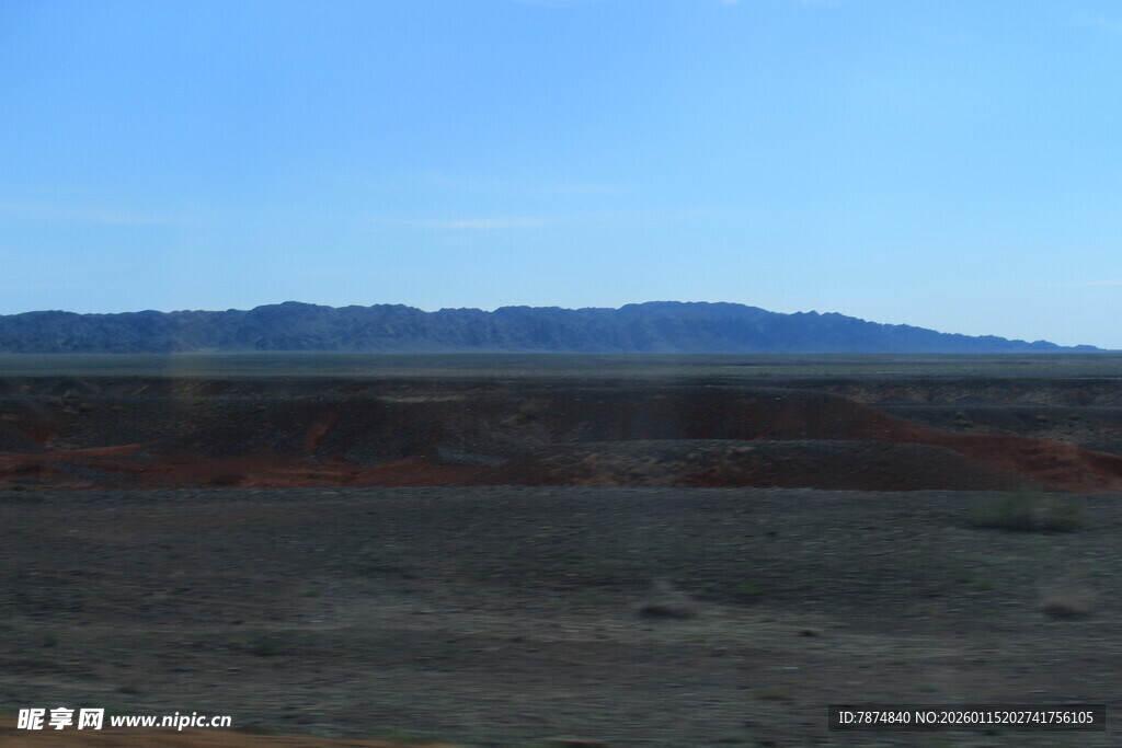 广袤荒原与远处山峦