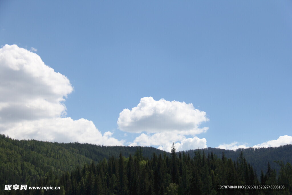 蓝天白云下的山林美景