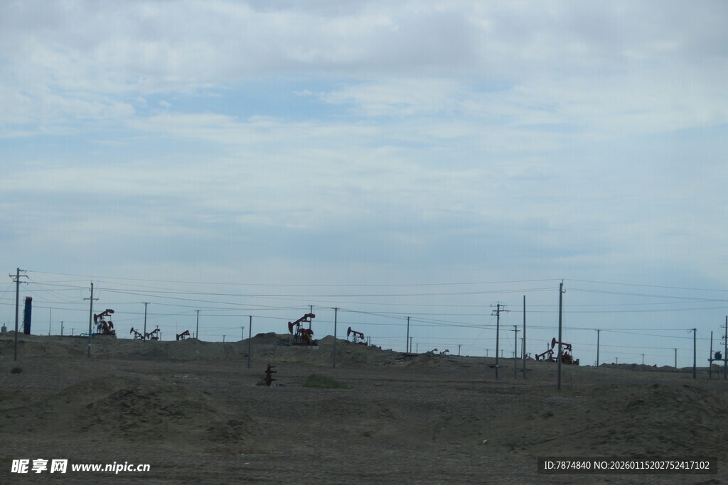 荒凉野外的电线杆景象