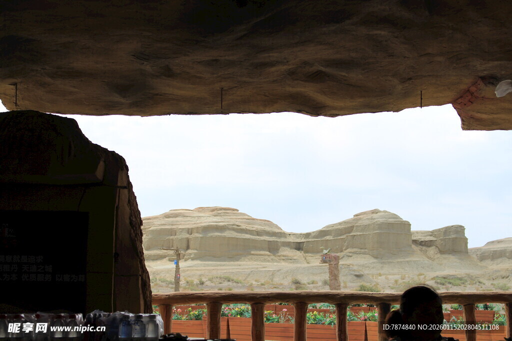 帐篷内望沙漠独特景观