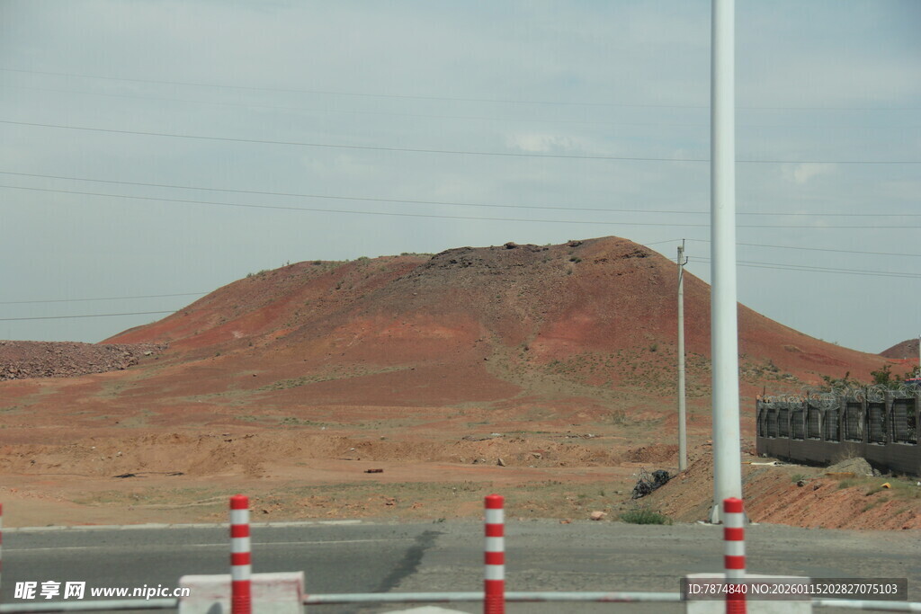 公路旁的红色山丘景观