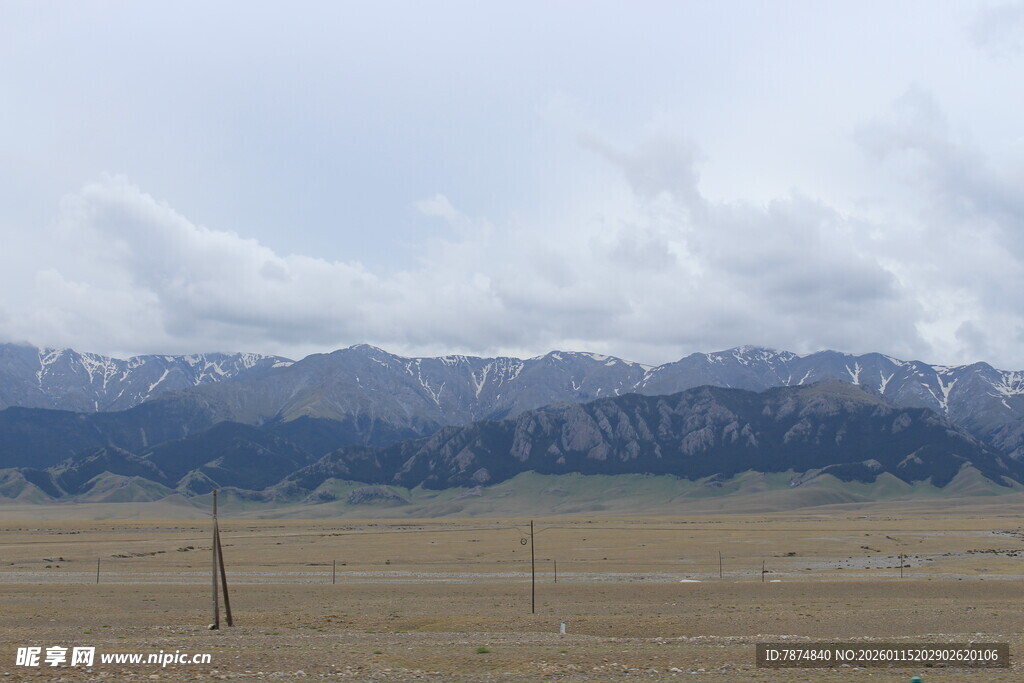 草原远山云雾风景图