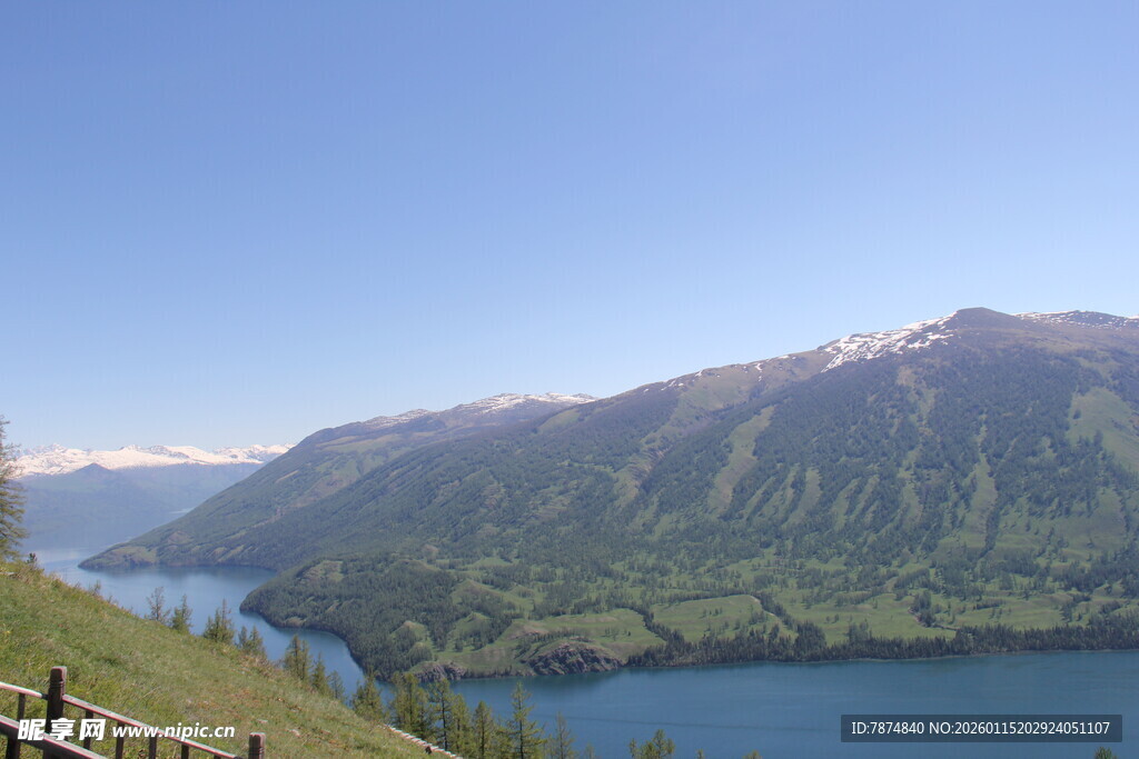 高山下的静谧蓝色湖泊