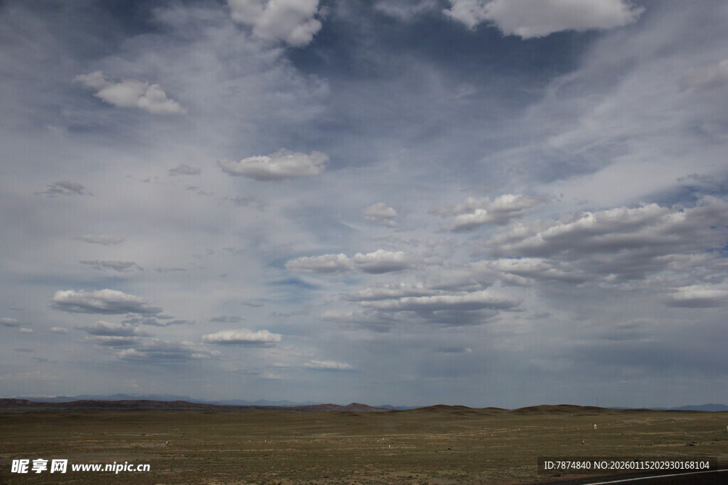 草原上的多云天空