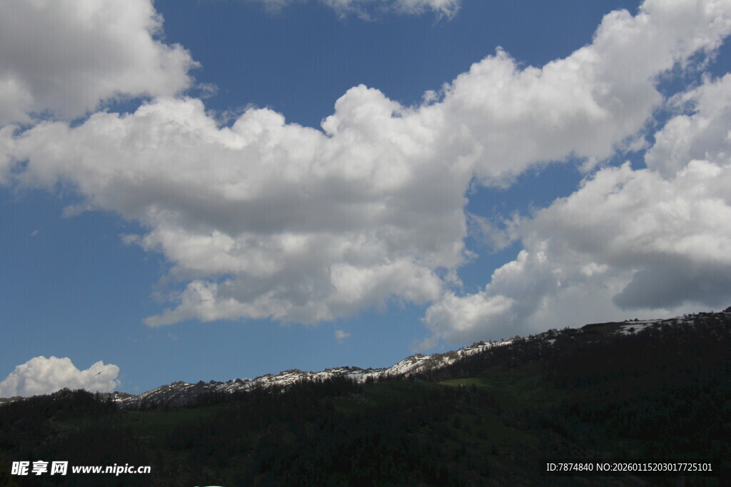 蓝天白云下的山峦美景